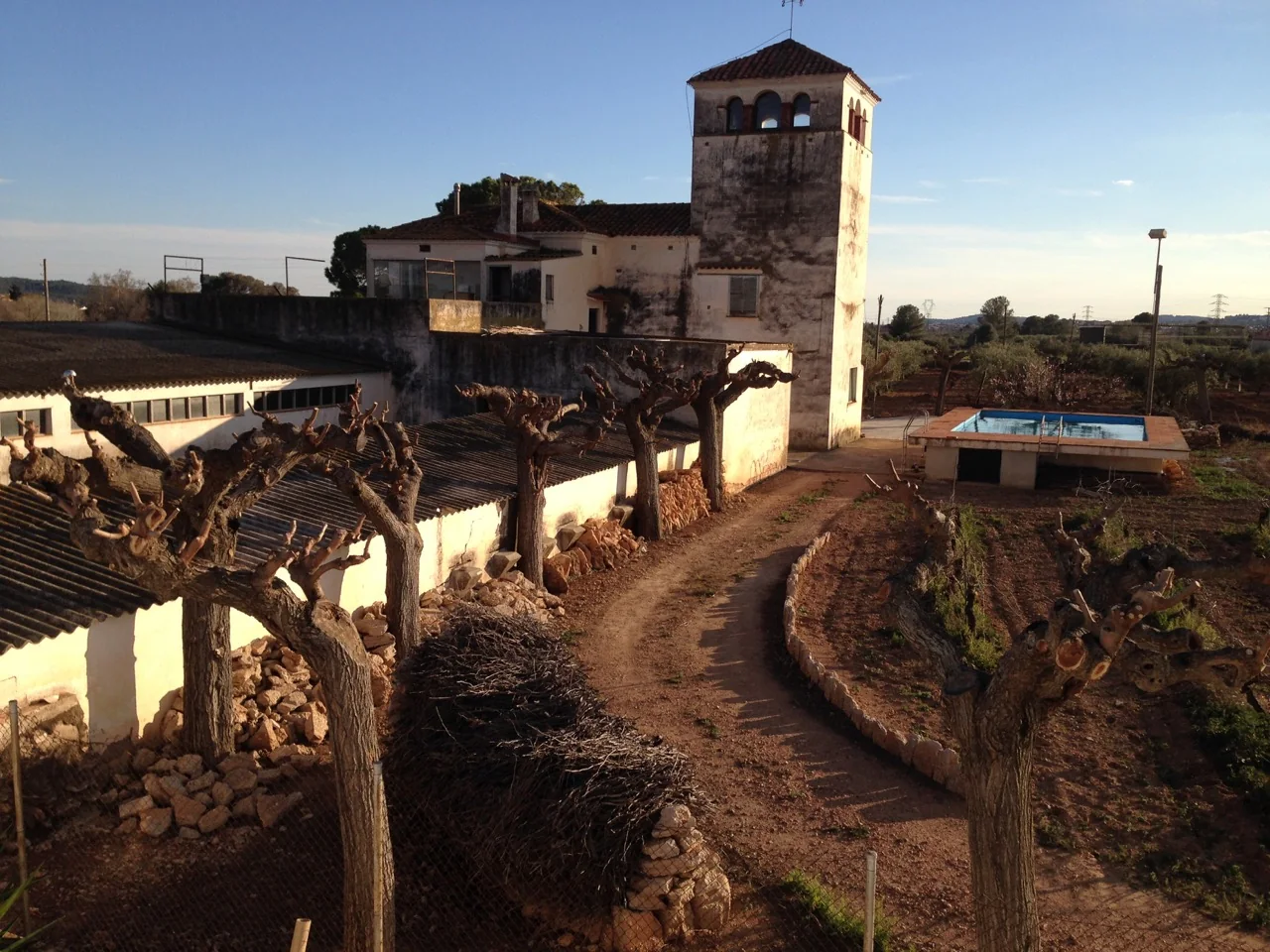 Path through Granja Canals towards the house